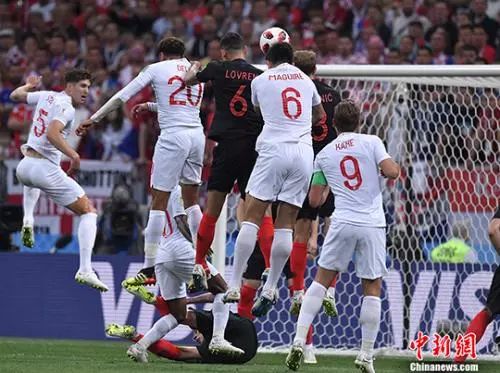  伯恩利主场气势如虹，红酒军团逆转战胜布伦特福德